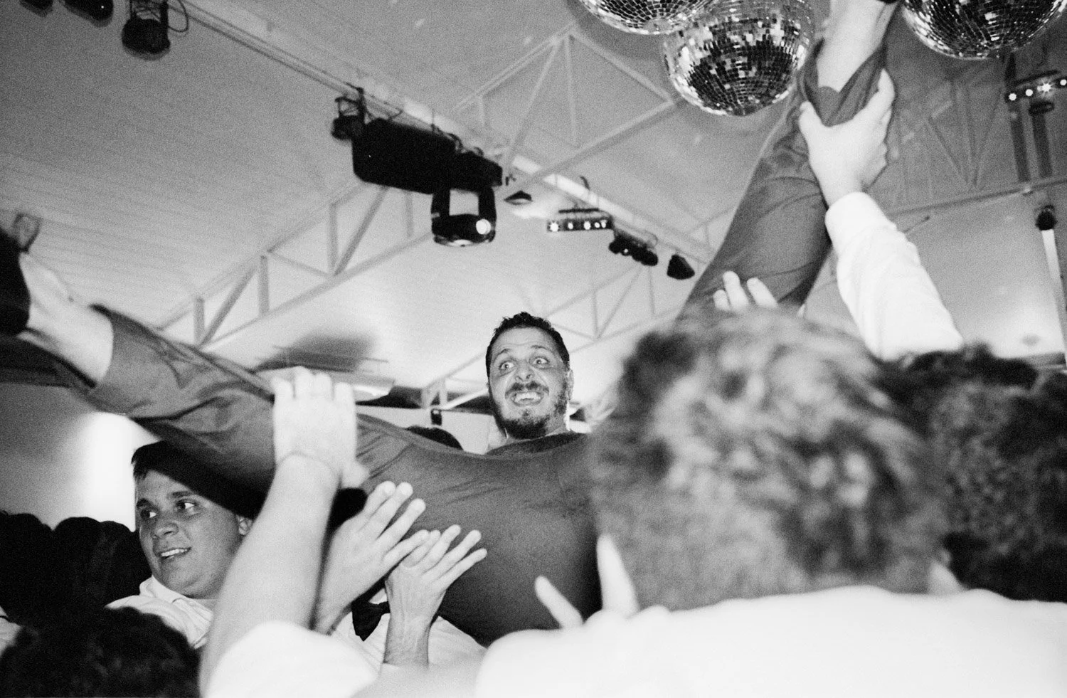 novio por los aires en el baile de boda
