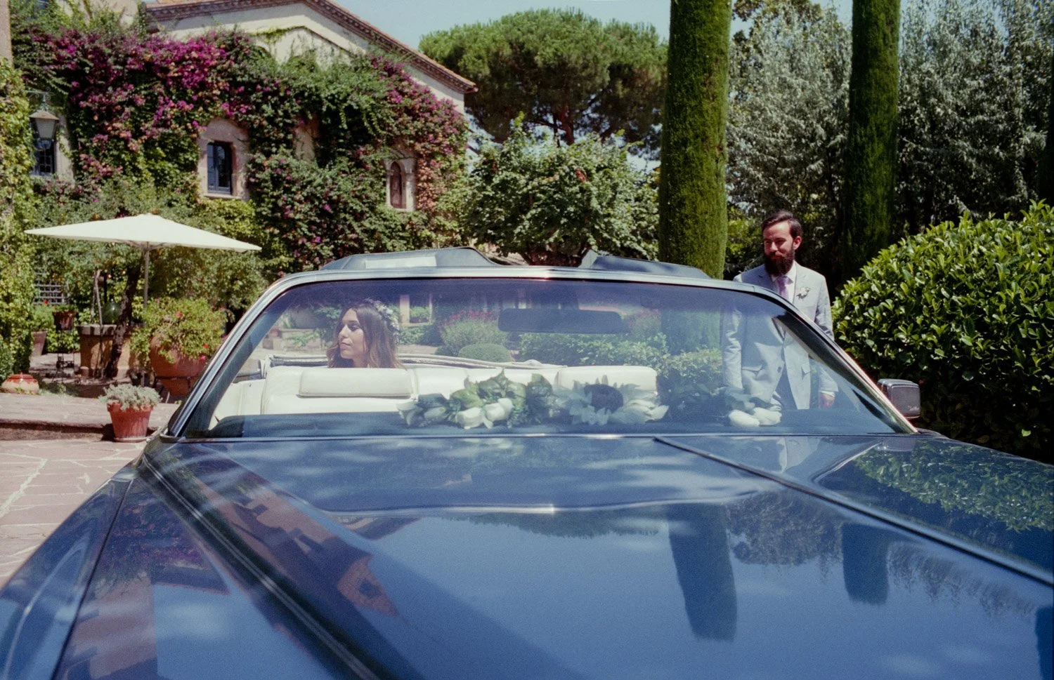 pareja de novios en coche antiguo en Can Ribas. Foto analógica de boda