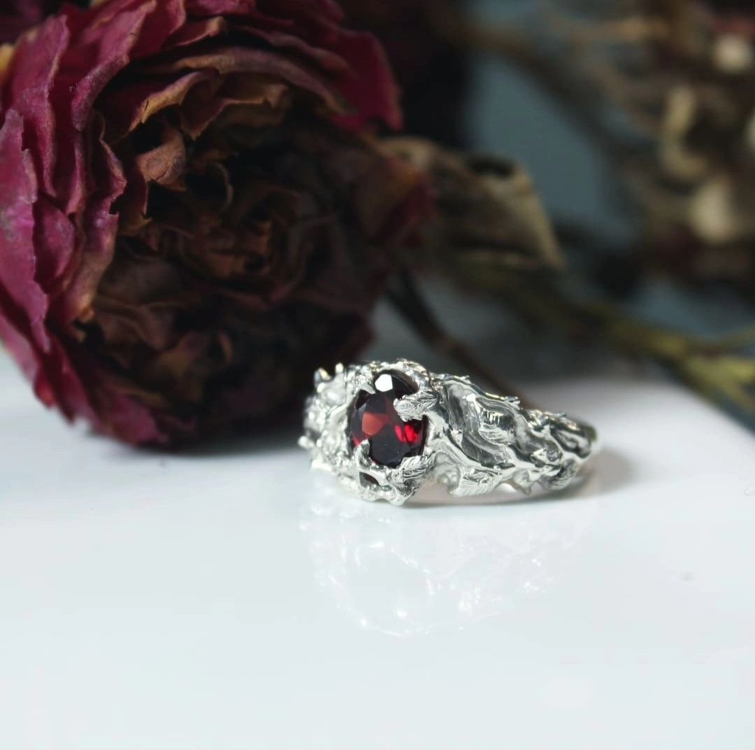 Another look at a recent favourite ~~
 
Sterling silver vines + leaves, holding a glowing rose red gem 🥀🥀🥀