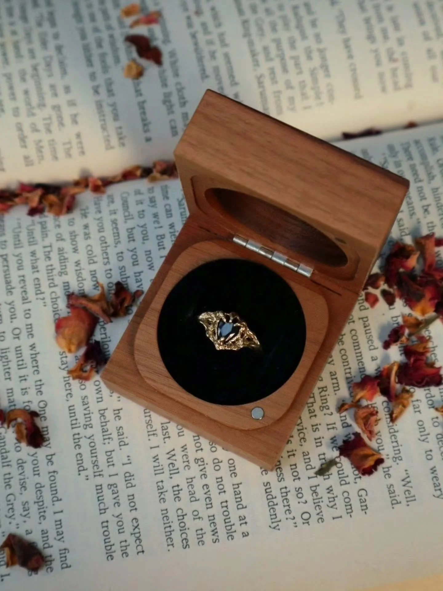 Not going to lie - my tiny goth heart skipped a beat when an order came through for the Nocturna Ring in gold with a black sapphire 🖤✨️

My dream combo! And a joy to create. May she sit forever upon the hand chosen to adorn her with!