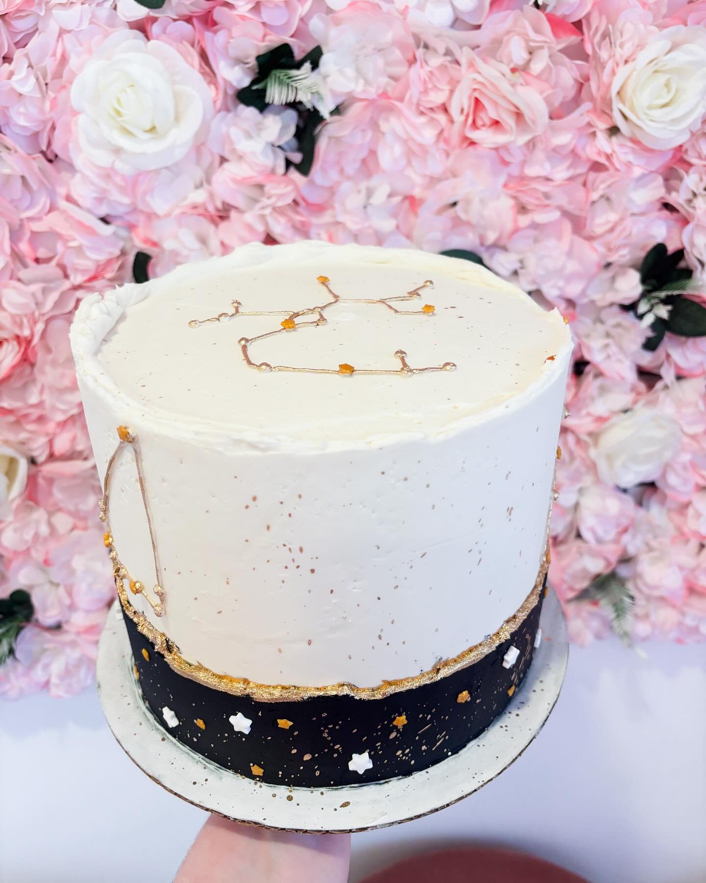This constellation cake was SO cool this week too! 

If you  are needing an order, please email our admin at inquiry@icingforizaac.info ✨💖