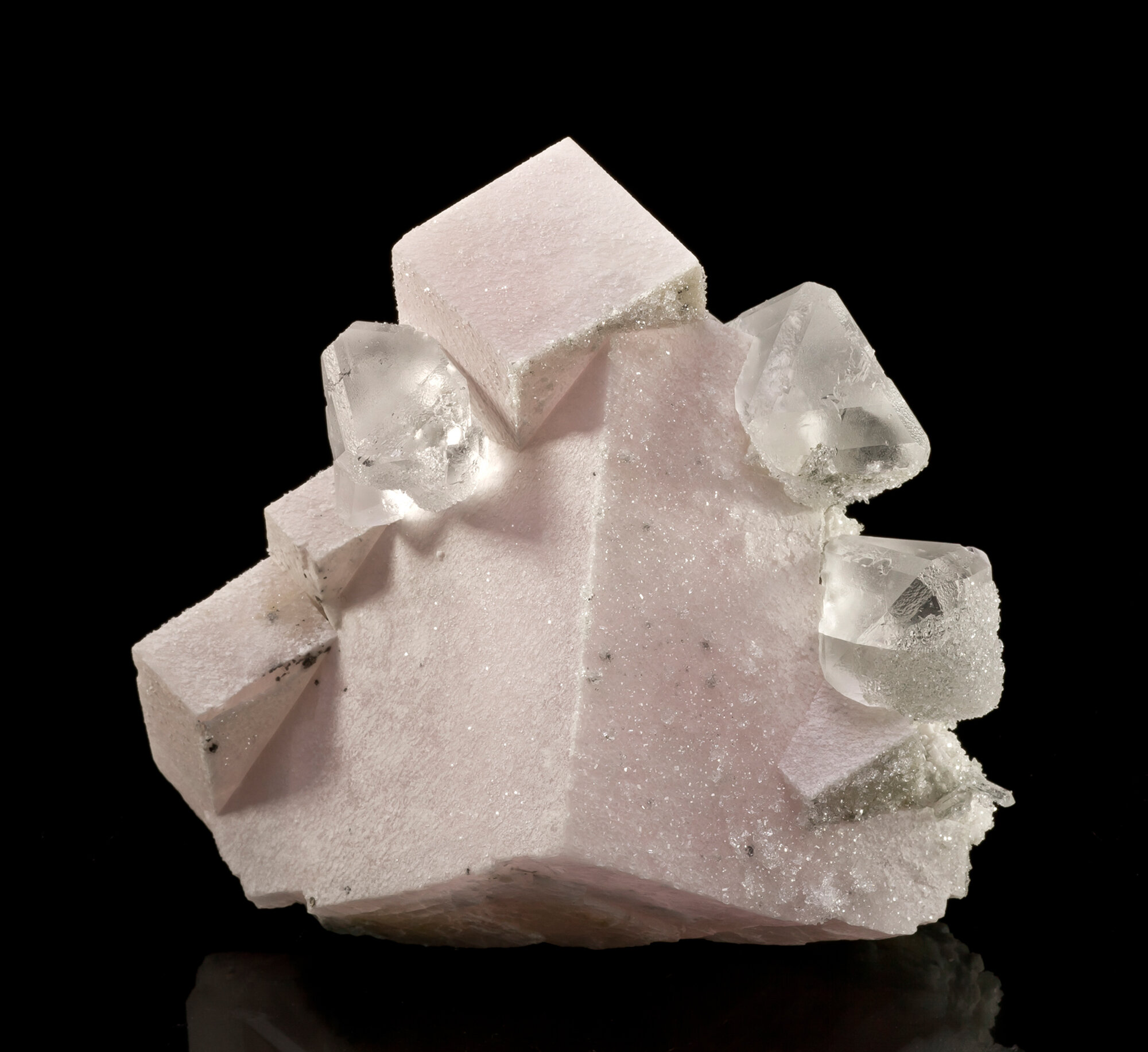  Twinned calcite with colorless fluorite, 12.7 cm, from Huanggangmine No. 5, Keshiketeng County, Chifeng Prefecture, Inner Mongolia Autonomous Region, China. Found in 2012. 