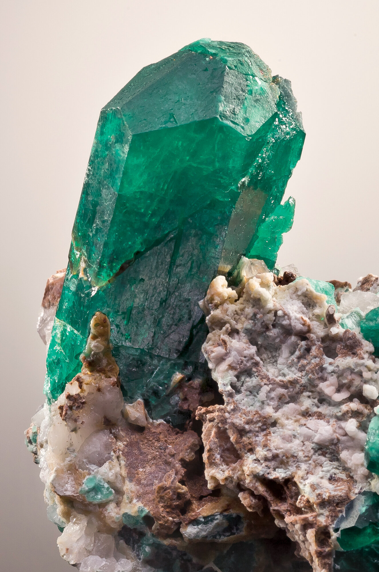  Emerald on matrix, 4.5 cm, from Daftar, Tashiku’ergan County, Kashi Prefecture, Xinjiang Uyghur Autonomous Region, China. 