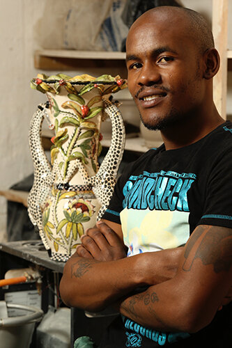 Qiniso Mungwe - Keramischer Bildhauer