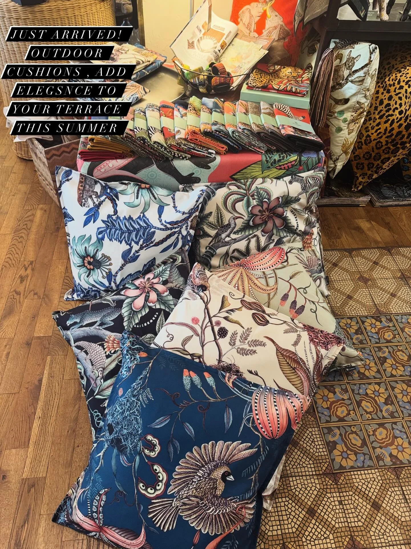 Outdoor-Kissen von L’Afrika bei Maison F 😎😎 #hamburg #südafrika #südafrikanischerStil #Innenarchitektur #Innenarchitekt Möbel Tapeten Kunst lafrika  meinZuhause  Wohninspiration  instadecor Wohnstil Wohninspiration Wohnstyling in