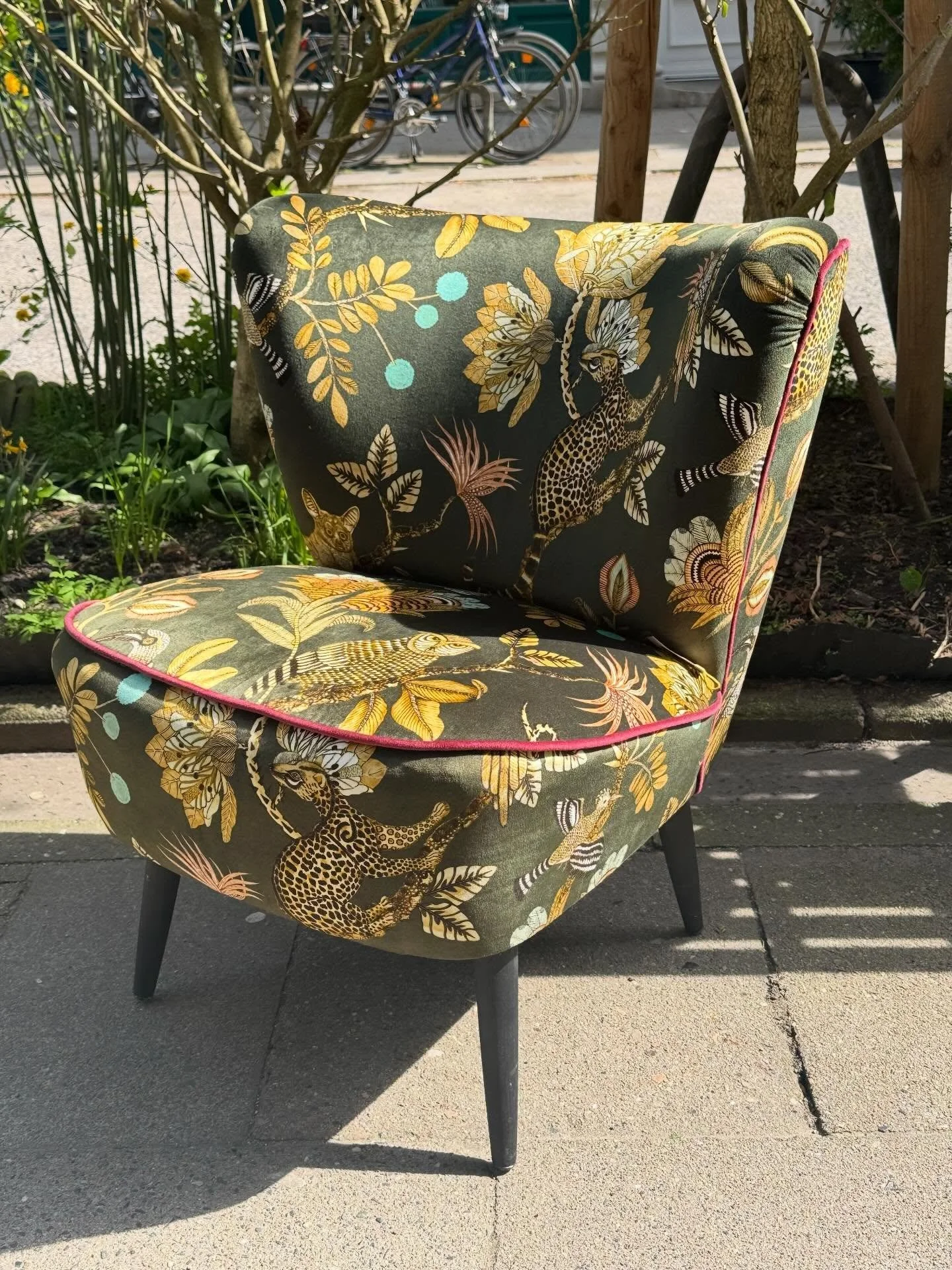 Cocktail-Sessel aus Ardmore-Samt

Ein auffälliges Highlight, bezogen mit luxuriösem Ardmore-Samt und verziert mit lebhaften Tier- und Pflanzenmotiven. Die sanft geschwungene Rückenlehne und die weiche Sitzfläche bieten einladenden Komfort, während die schlanken, sich verjüngenden Beine für einen modernen Touch sorgen.