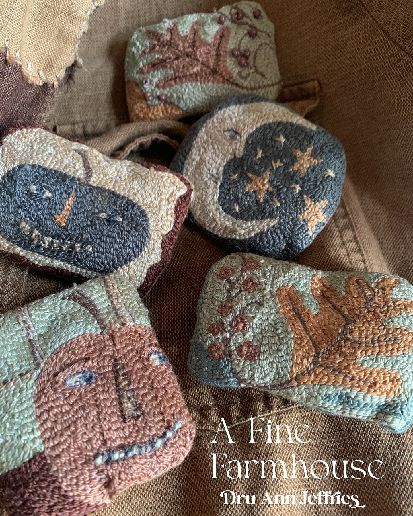 Some Fall Frippery!  Just added to my Fine Farmhouse website&hellip; 5 little needle punched embroidered brooches.  Link in bio @druannjeffries 
Have a wonderful weekend everyone!