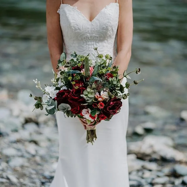 By the riverside with one incredible bouquet 💐😍
