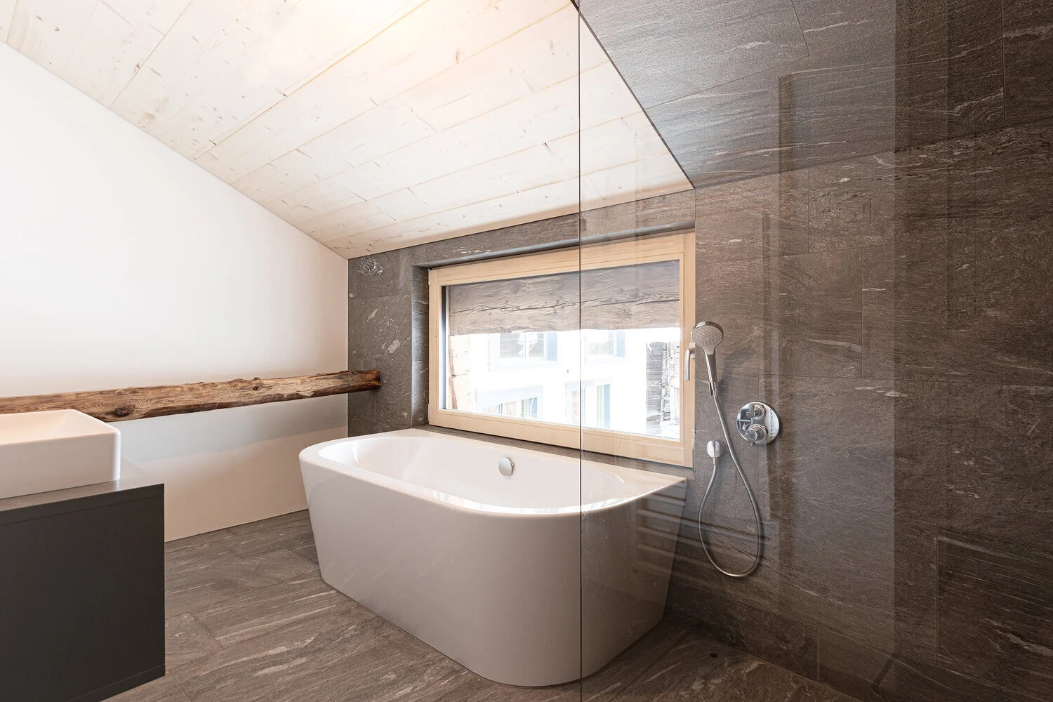 EGGER+Architektur_Stadl+Reckingen_Denkmalpflege_Nasszelle_02.jpeg