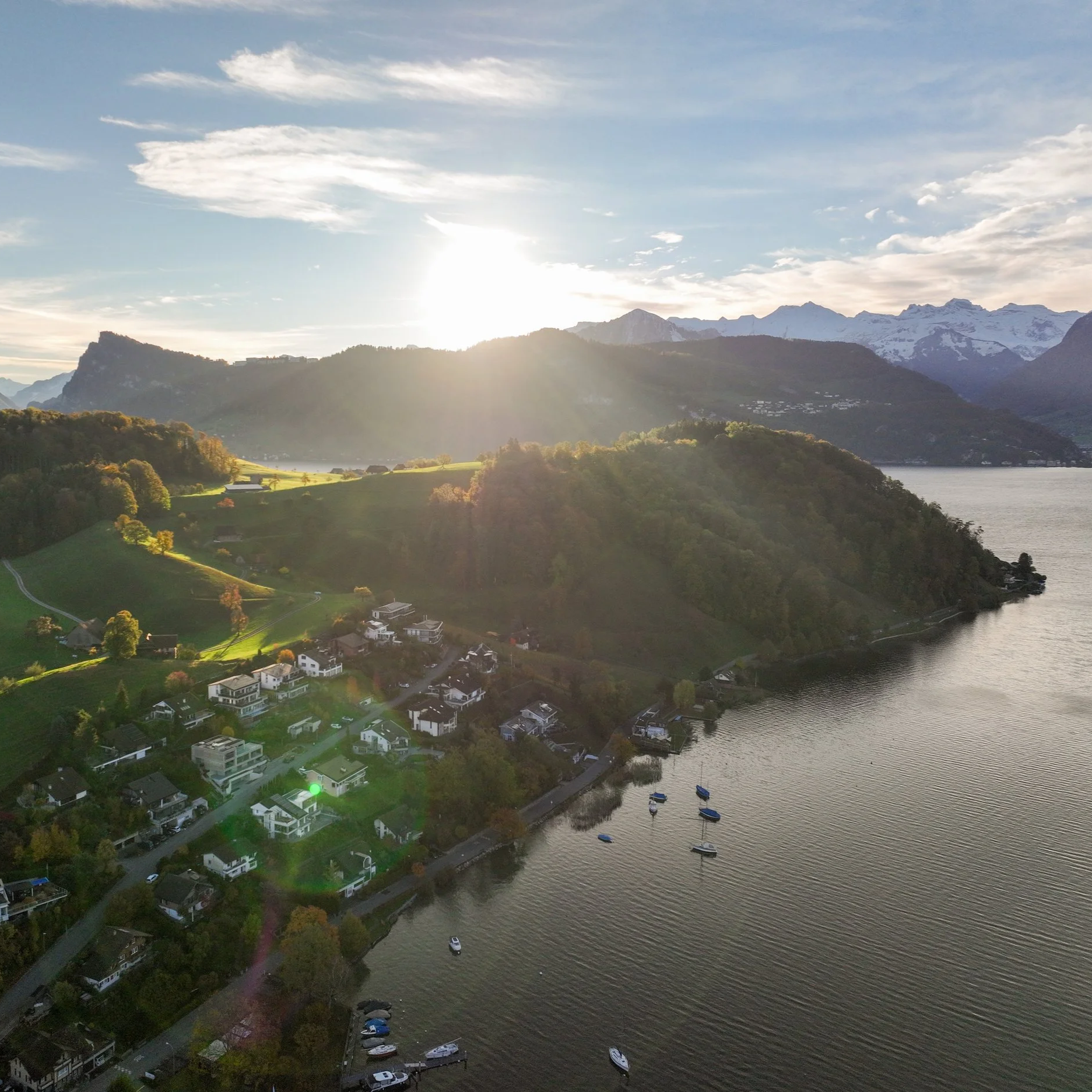 Landschaft mit Bergen, See und einem Sonnenuntergang