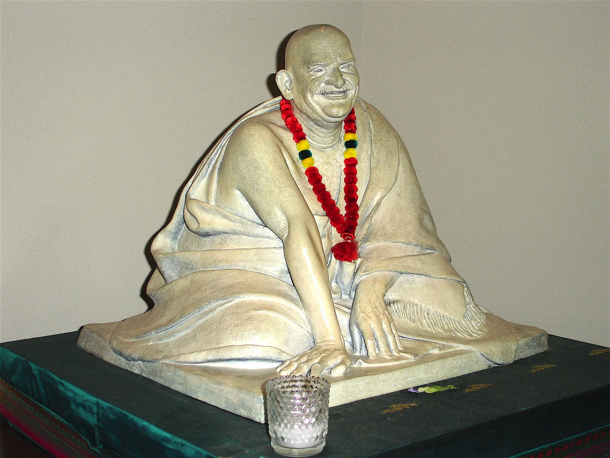 Neem_Karoli_Baba_Sculpture_in_Ram_Dass_Library.jpeg