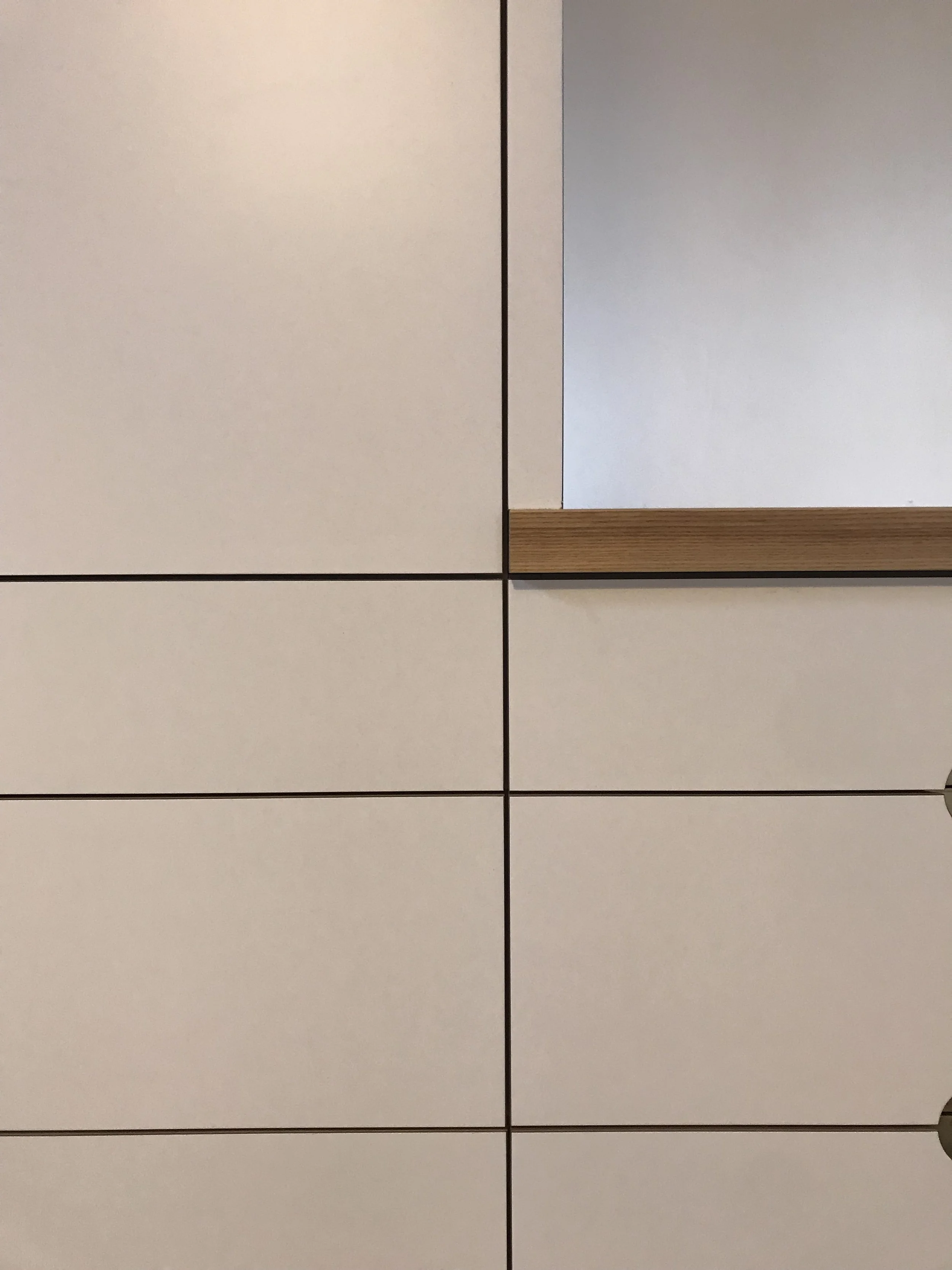 3mm Gaps around all doors and drawer fronts