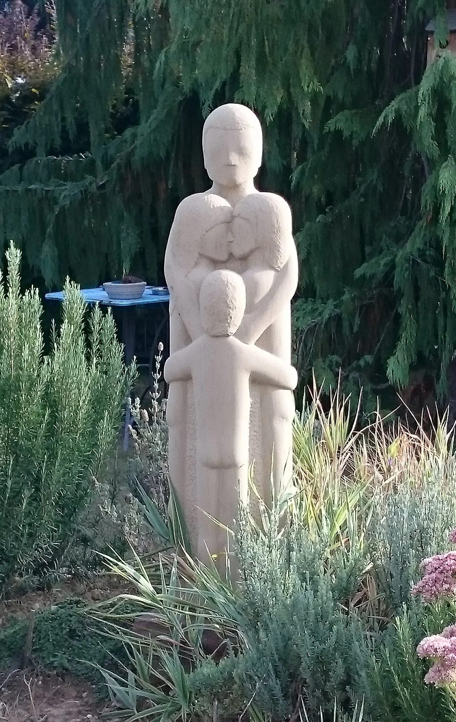 Skulptur Stein Familie Ansicht 6