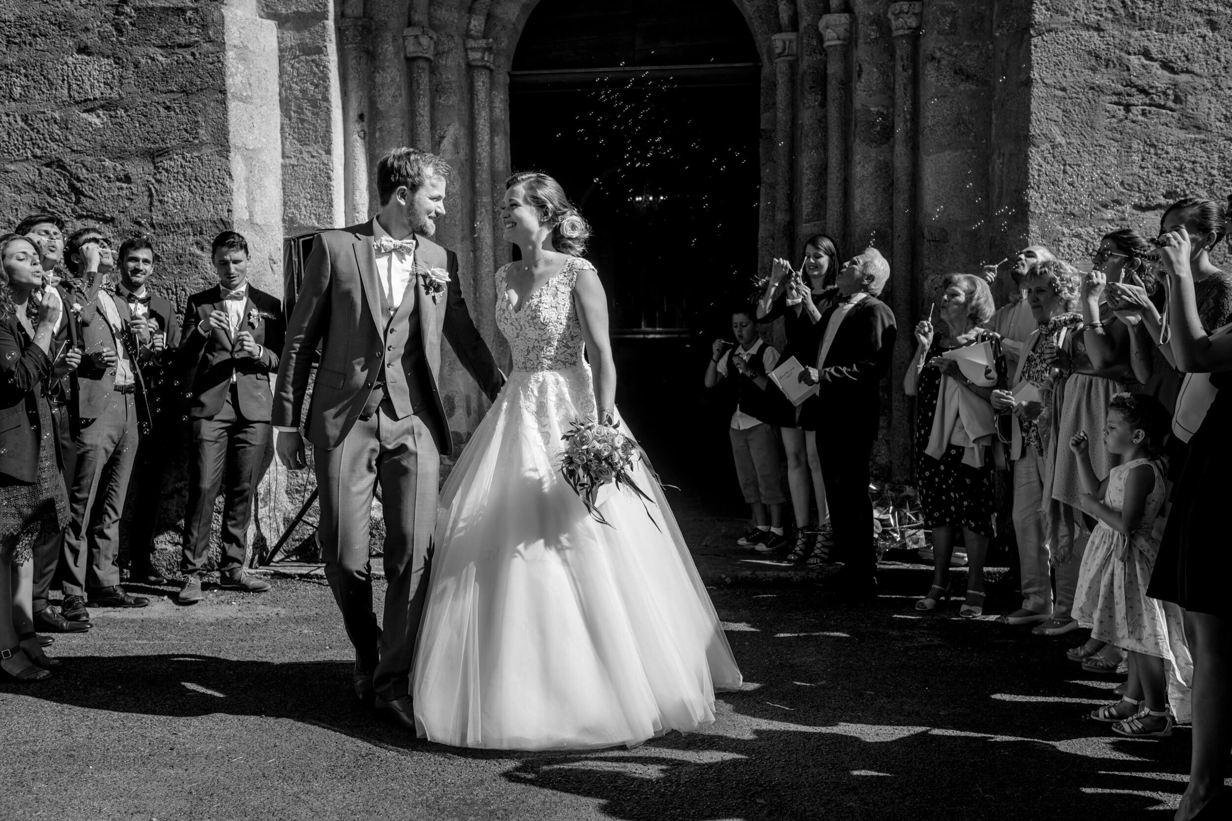 sortie église Correze Brive photographe mariage wedding photographer
