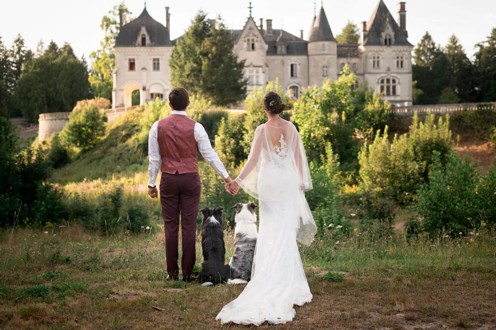 Les mariés posent avec les chiens