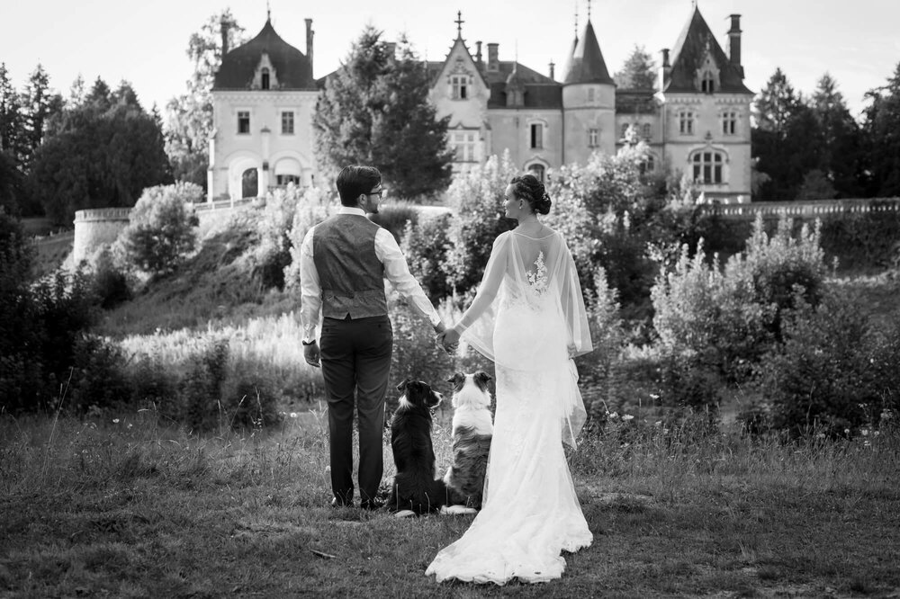 Les mariés devant le château