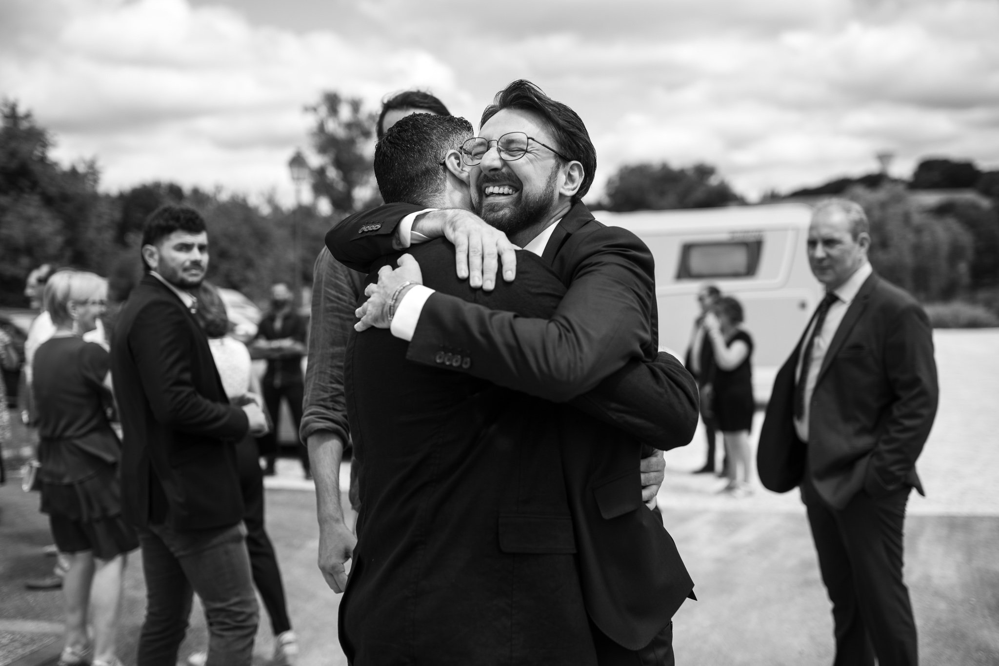 Retrouvailles.. photographier un mariage c'est aussi - surtout - &ecirc;tre &agrave; l'affut des moments dans ces entre-deux. Un parking en Charente-Maritime, ce n'est pas grand chose, mais quand ici Guido retrouve son ami alors cela devient vraiment