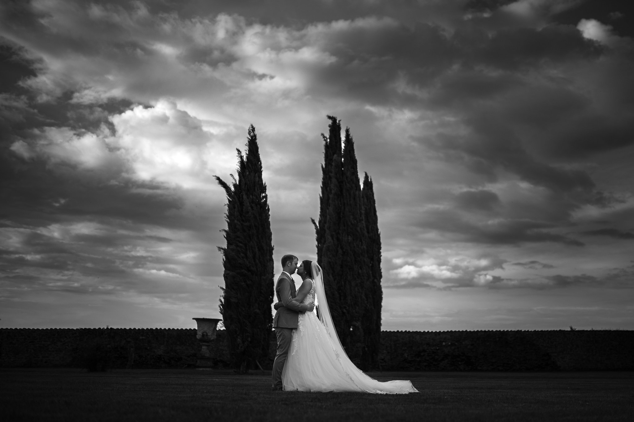 Cl&eacute;mence et Will, tout en sym&eacute;trie pour leur mariage au Domaine de Laplaud, en Haute-Vienne. 
 #frenchweddingphotographer #mariage2025 #limoges #photographelimoges #photographelimousin #weddinginfrance #photographeauvergne #frenchweddin