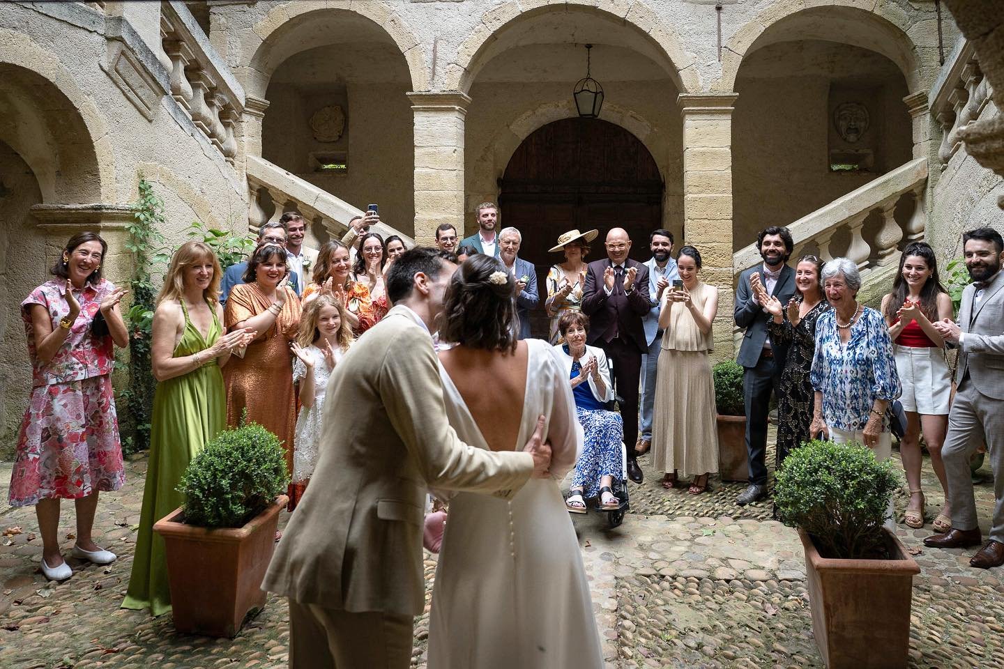 La pr&eacute;sentation. 
Cela pourrait &ecirc;tre le titre d&rsquo;un roman, dans lequel chaque personne sur cette photo raconterait sa propre histoire. Ils sont r&eacute;unis ici, d&eacute;couvrant avec &eacute;motion Coralie et Rapha&euml;l. 
C&rsq
