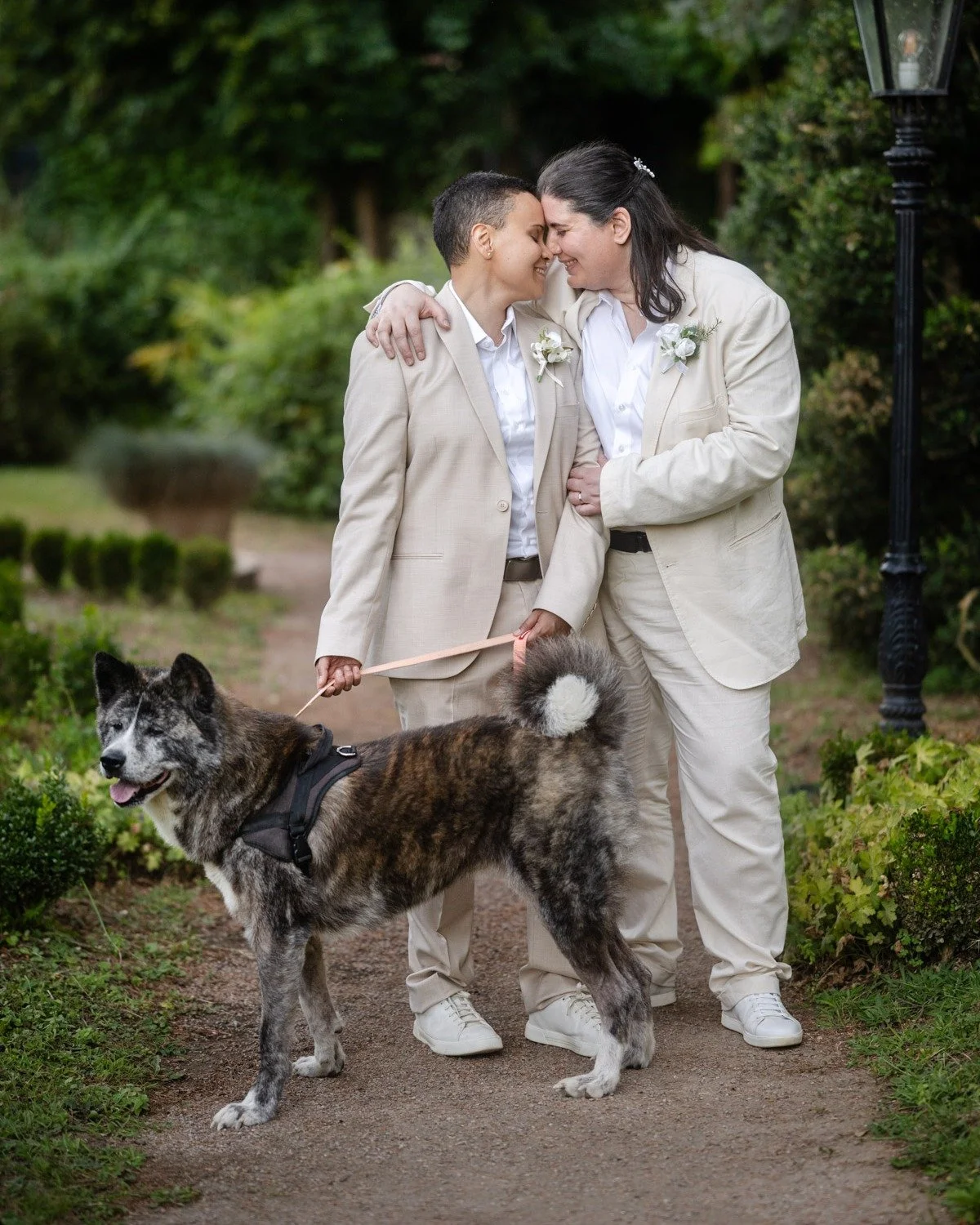 Je continue &agrave; publier des photos des mariages de l'an dernier, oui je suis tr&egrave;s en retard sur tout ! Je ne pouvais passer outre cette magnifique journ&eacute;e en compagnie de Laure et Yolaine, que j'avais tout d'abord rencontr&eacute;e