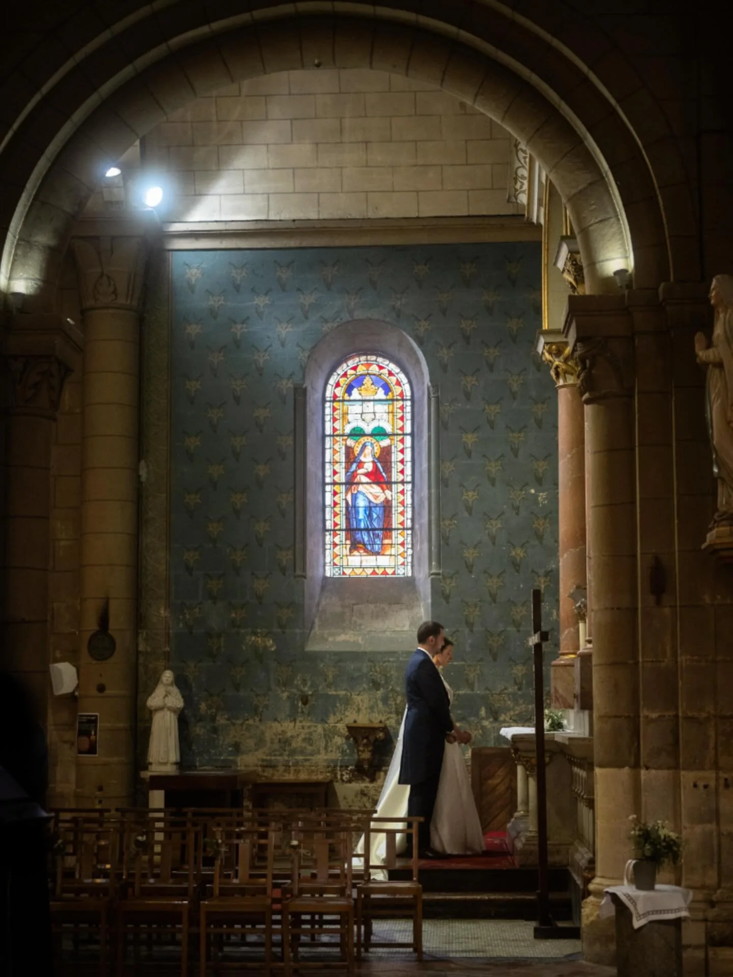 Ce moment est pour moi l&rsquo;un des plus beaux pendant les messes de mariage. Le bouquet &agrave; la Vierge. 

Anouck et Aur&eacute;lien dans la belle &eacute;glise de Jonzac.

#mariage #photographemariage #avemar&iacute;a #frenchweddingphotographe