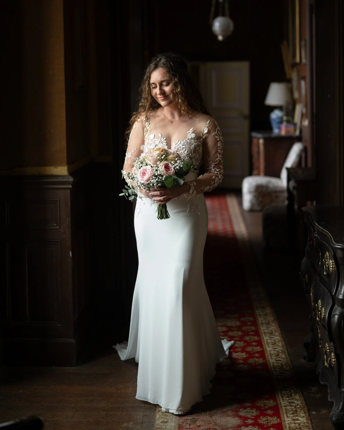 CLAIRE

J'ai toujours aim&eacute; ce couloir (et toujours aim&eacute; Ch&acirc;teau Rocher). La lumi&egrave;re des grandes fen&ecirc;tres y est parfaite pour de beaux portraits. 
Voici Claire, dont la gentillesse et la douceur m'a marqu&eacute;e. 
Le