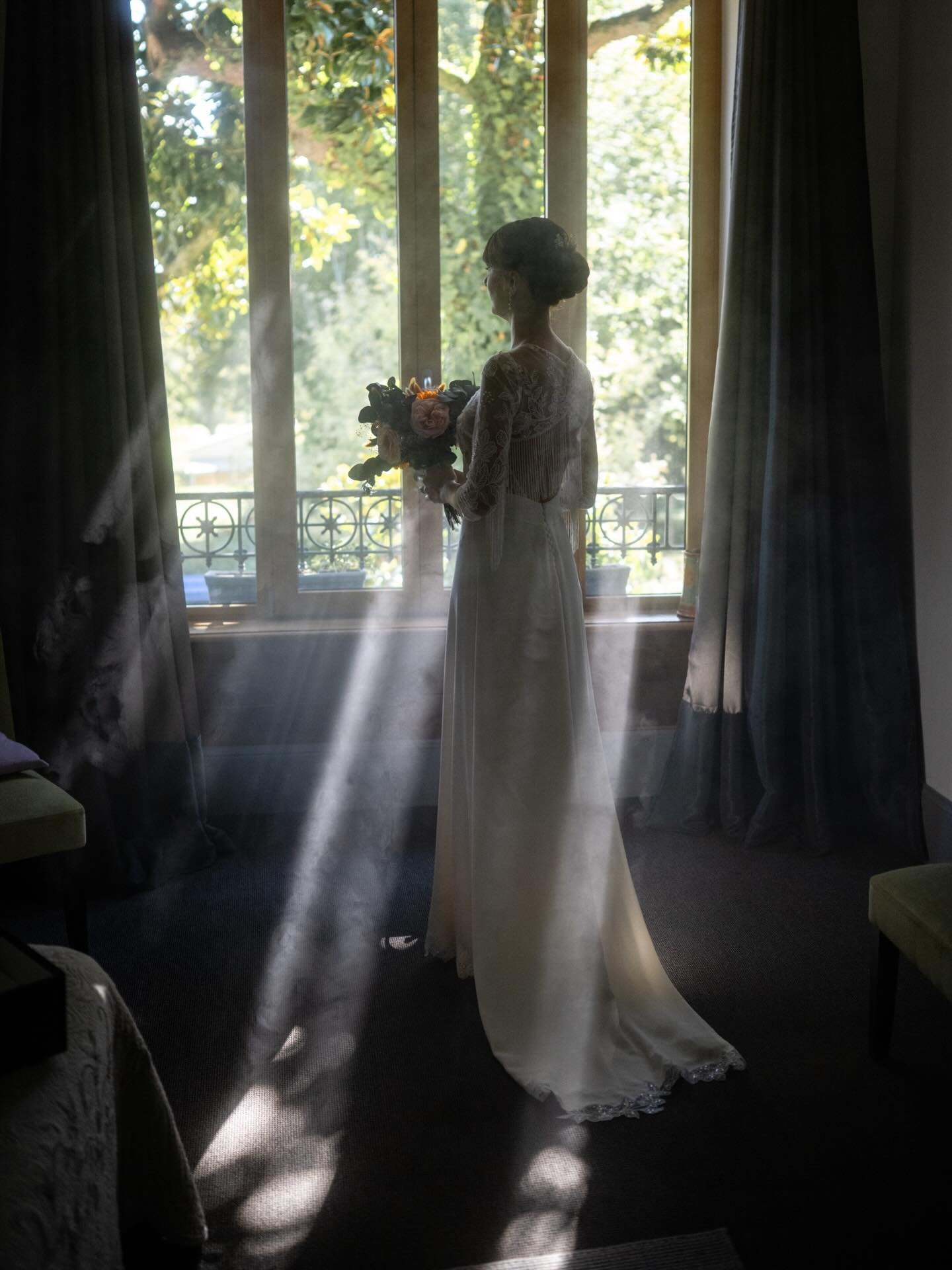 🌿 Camille 🌿

Sa robe sublime (tout comme elle) @eleonore.pauc 

Et la petite fum&eacute;e de L&eacute;a qui ambiance tout &ccedil;a 🌞

#photographecharente #mariagecharente #charentewedding #charentephotographer #robedemari&eacute;e 

Pour la sais