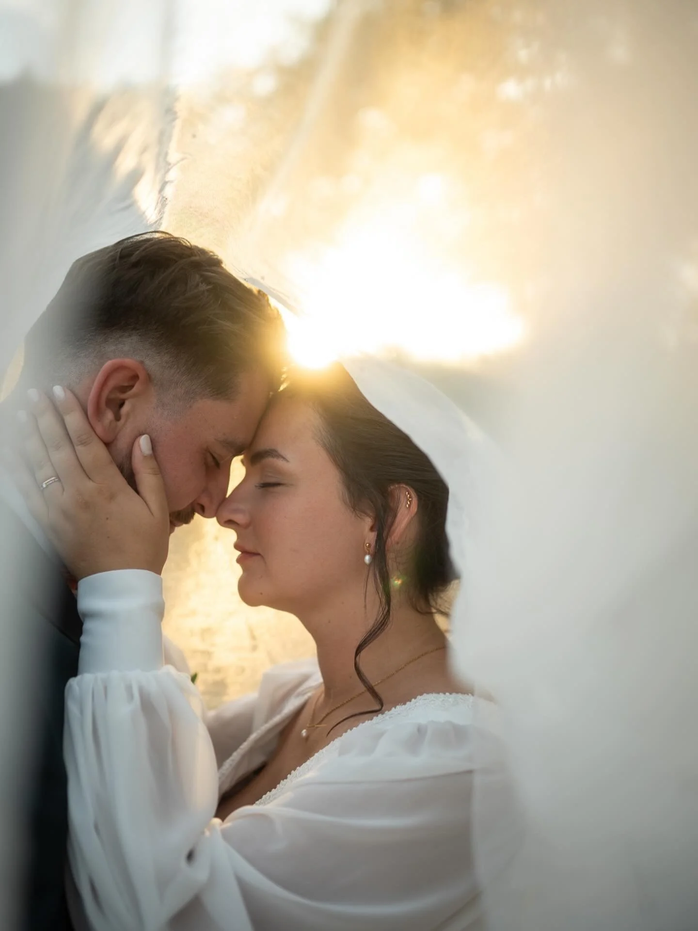 Elsa et Th&eacute;o dans la lumi&egrave;re dor&eacute;e&hellip;
C&rsquo;&eacute;tait en Dordogne l&rsquo;&eacute;t&eacute; dernier et c&rsquo;&eacute;tait bien.

#photographemariage #photographelimoges #frenchweddingphotographer #mariagedordogne 

Je