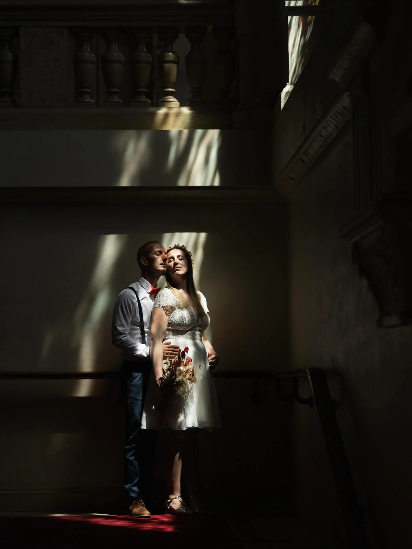 Encore un rayon de soleil
Parce que l&rsquo;on en a besoin en ce moment

Voici Lucie et Axel dans la lumi&egrave;re, &agrave; la mairie de Limoges pour leur mariage civil.

#photographelimoges #mariagelimoges #limoges #frenchwedding #frenchweddingpho