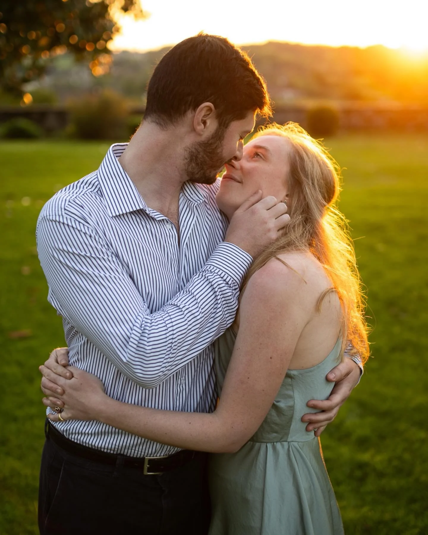 Magnifique souvenir de la s&eacute;ance engagement de Marie et Etienne au coucher du soleil. 

Celui qui nous avait offert de magnifiques aurores bor&eacute;ales la nuit d&rsquo;avant (bien s&ucirc;r je dormais)

Ce grand jardin est &agrave; c&ocirc;