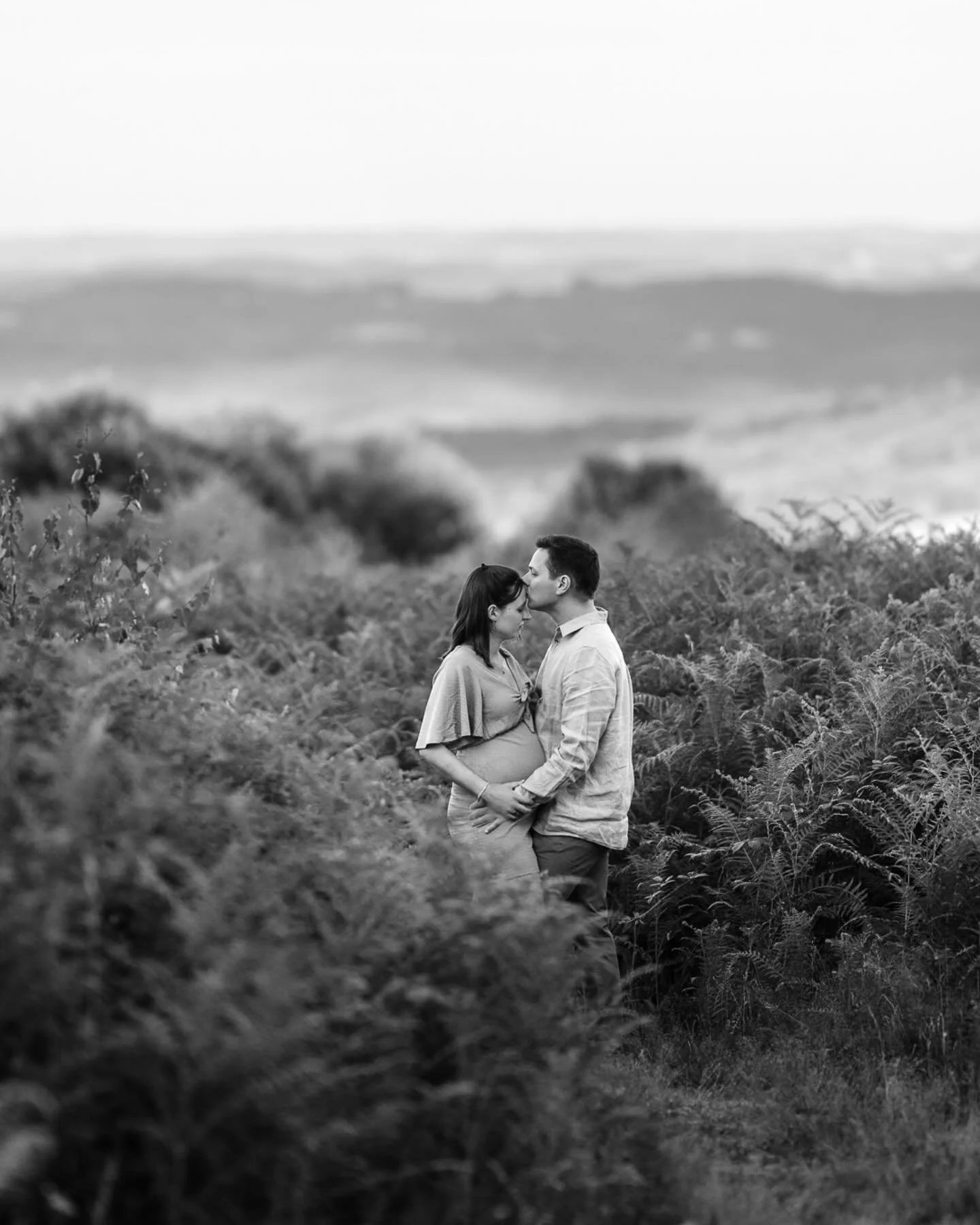 Marion et Nicolas
Ils &eacute;taient parents d&rsquo;un adorable berger am&eacute;ricain miniature.
Une belle s&eacute;ance photo dans l&rsquo;attente de b&eacute;b&eacute;, avec la grande nature comme cocon douillet, les arbres, les foug&egrave;res&
