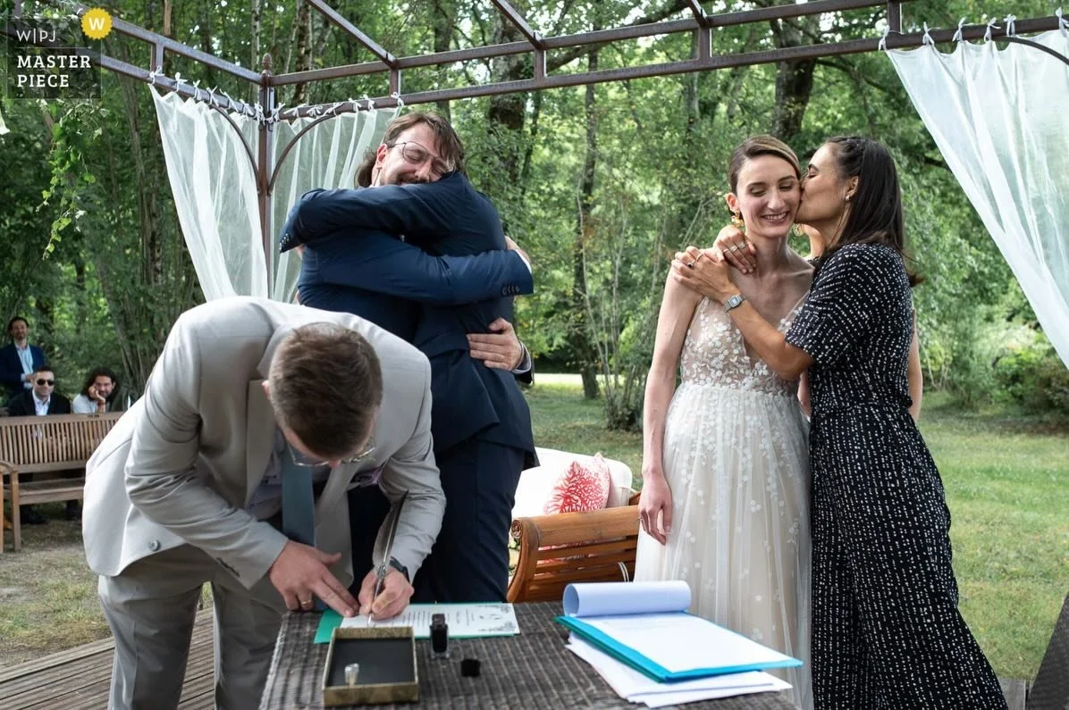 Moments

Ils racontent 

L&rsquo;&eacute;nergie d&rsquo;un mariage 

Des petites choses qu&rsquo;il faut savoir saisir

La demi seconde d&rsquo;apr&egrave;s il est d&eacute;j&agrave; trop tard

Je suis une chasseuse de moments 🙂

Toutes ces photos o