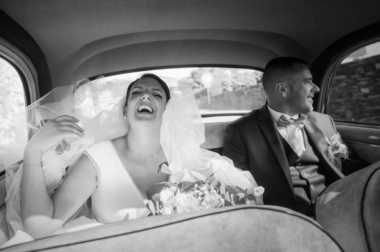 Noir et blanc 
Ang&eacute;lique et Florian 

Cette ann&eacute;e je commence ma saison de mariage (qui se d&eacute;roulera en deux temps) droite sur mes jambes. 
Sans douleurs. Une petite renaissance.

Ce beau mariage date d&eacute;j&agrave; d&rsquo;i