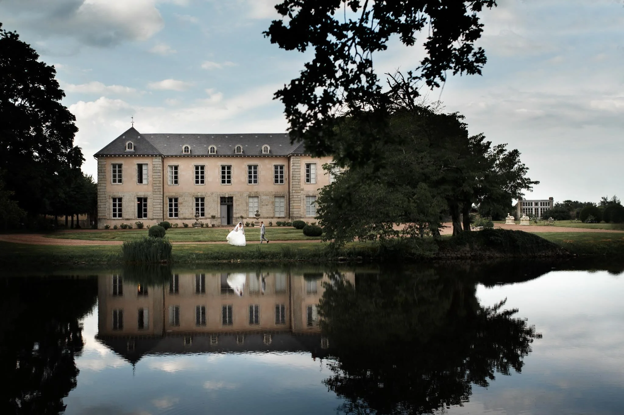 C&rsquo;est toujours beau un ch&acirc;teau surtout quand il se refl&egrave;te dans l&rsquo;eau. 

Voici le domaine de Laplaud, et surtout Cl&eacute;mence et William. 

#photographehautevienne #photographelimoges #mariagelimoges #hauteviennewedding #l