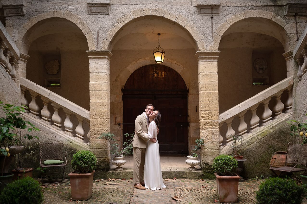 Le mariage de Coralie et Rapha&euml;l, c&rsquo;&eacute;tait il y a d&eacute;j&agrave; deux ans dans la magnifique ch&acirc;teau Beaupr&eacute; Deleuze, en Provence. Tout d&rsquo;abord dans le vent, puis avec la pluie&hellip; mais c&rsquo;&eacute;tait