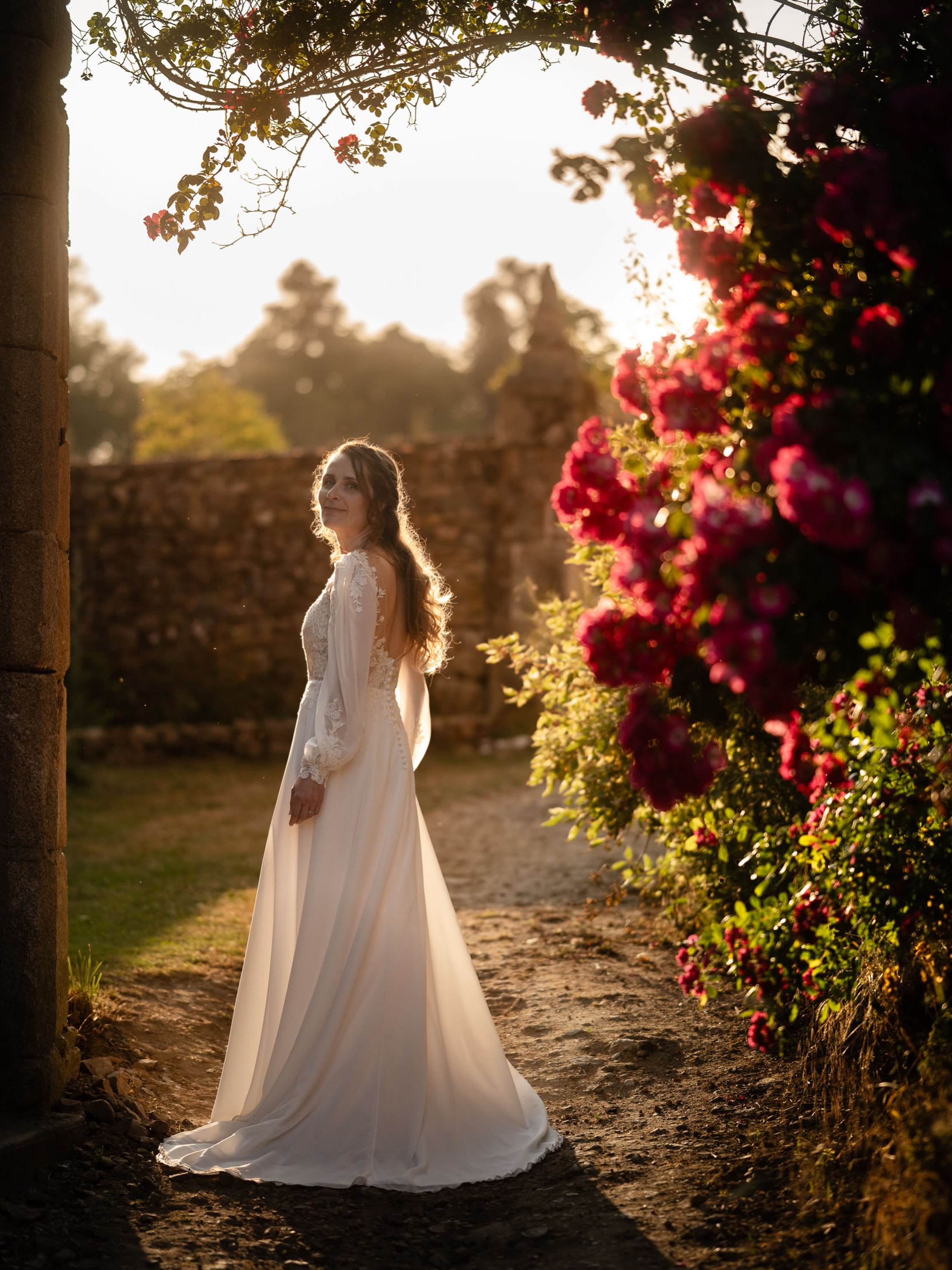 🌿 Aur&eacute;lie 🌿

Dans la lumi&egrave;re magique du soir au ch&acirc;teau de l&rsquo;Osmonerie.
Et ces fleurs&hellip;. Toujours un ravissement.

#photographelimoges #photographemariagelimoges #mariagehautevienne #mariage2027 

Contactez moi si vo