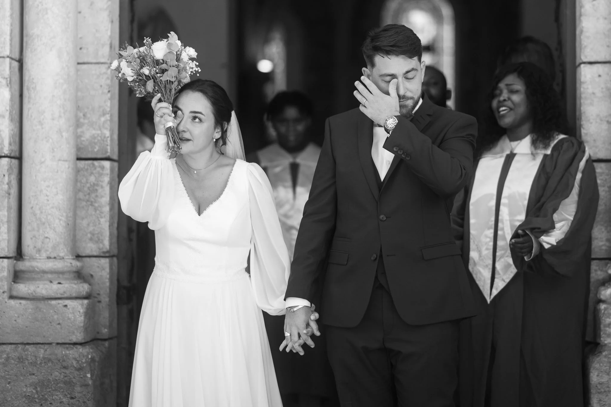 Elsa et Th&eacute;o &agrave; la sortie de l&rsquo;&eacute;glise pour leur mariage en Dordogne.
&Ccedil;a d&eacute;bordait, un peu. 

#mariagedordogne #mariage2027 #photographedordogne #dordognewedding #dordogneweddingphotographer
