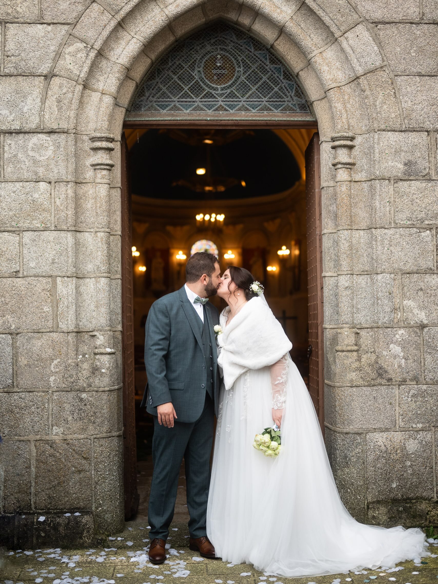 Voici Louis et Juliette devant une si jolie petite &eacute;glise creusoise..
Un mariage en hiver, ce n&rsquo;est pas courant mais c&rsquo;est toujours tr&egrave;s chouette &agrave; vivre, et je n&rsquo;ai jamais eu de pluie en plus !

#photographecre