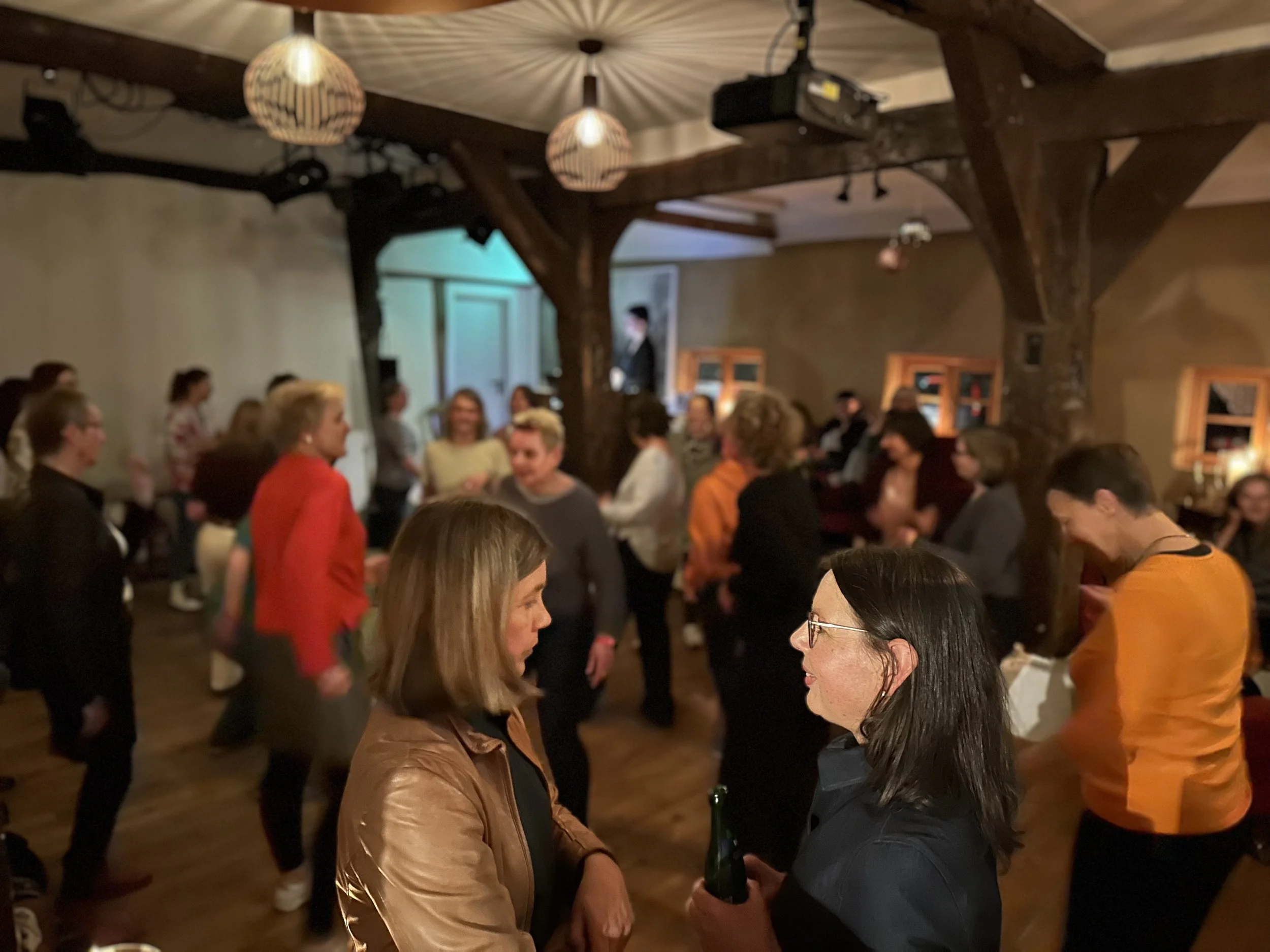 Frauen tanzen ins neue Jahr