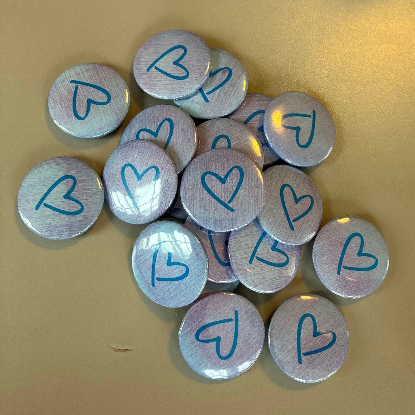 oneROOF Youth Services recently partnered with community organizations, @sascwr and John Howard Society, to take part in the #BlueHeartButtonCampaign in honour of #HumanTraffickingAwarenessDay. Our youth created these blue heart pins as a symbol of a