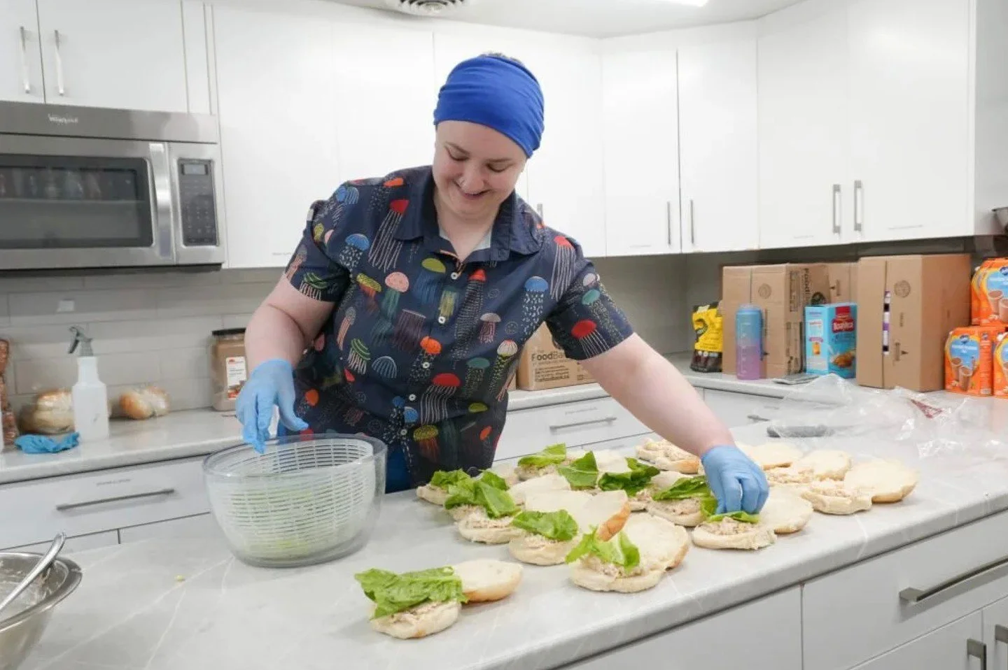 A look inside oneROOF's kitchen! 👀 🍎 🥖 ⁠
⁠
Our kitchen serves hundreds of meals each week (breakfast snacks, lunches to go, and hot meals for dinners), all made with care and compassion by our Chef, Madeline. ⁠
⁠
Beyond feeding bodies, our kitchen