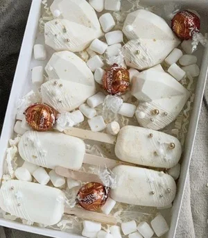 Ali Bakes Cakes - Custom cakes & cupcakes