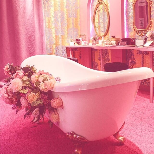 Love the theme and look of this popup shop room at Macy's is def chic and top notch.
#tub #pink #floral #flower #popup #brands #fashion #popupshop #store #chick #cosmetics #popups #flowers #macys #mall #makeup #nyc #fashionista #inspiration #setdesig