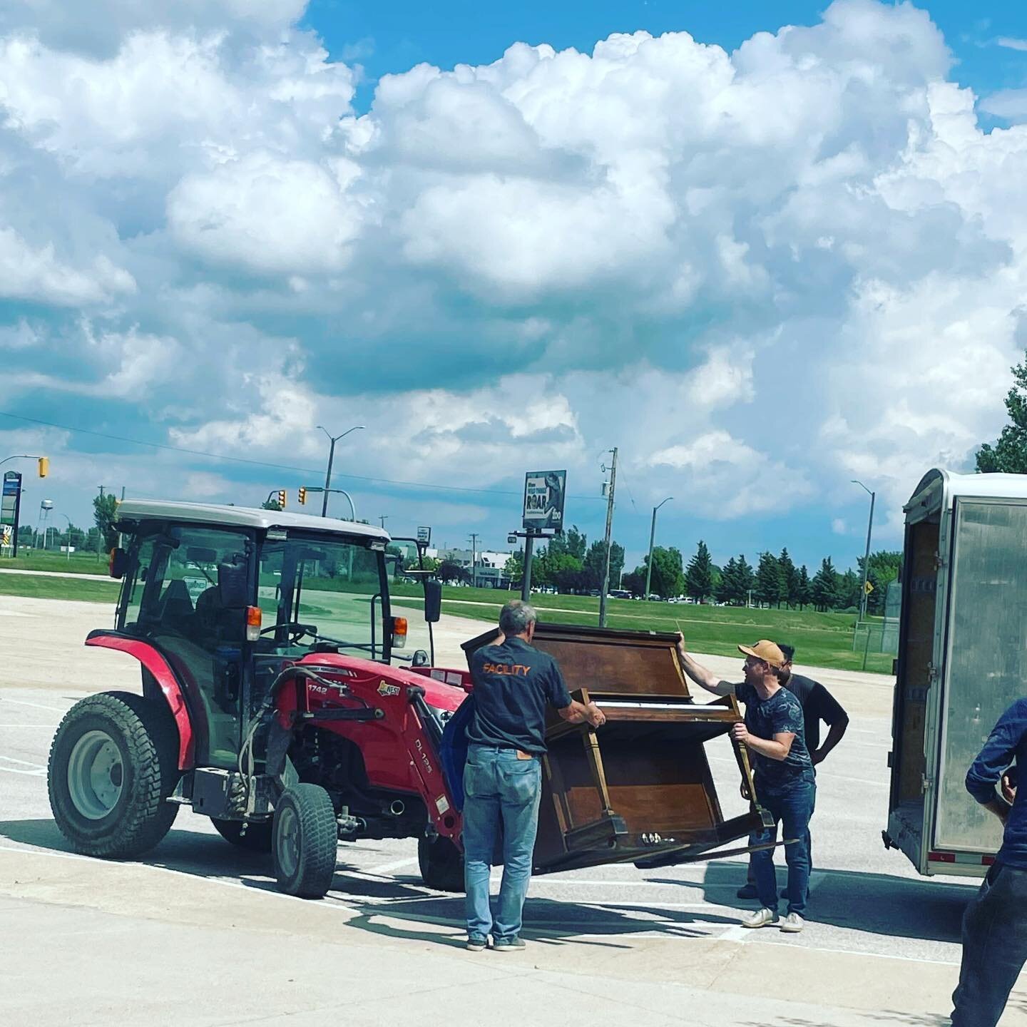 Piano moving 101 💪🤔🚜
Excited for the Westpark School piano students to have a new piano this fall!
#piano #pianomovers #🎹 #musiclessons #musicschool #tractor #tractorsmakeeverythingfun