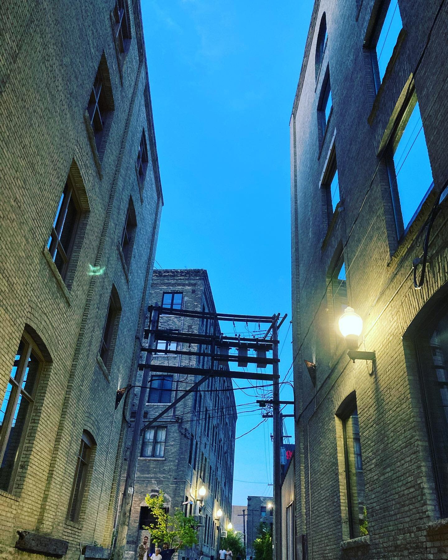 My final view after hanging out at Winnipeg&rsquo;s Exchange District&rsquo;s Evening Market with the family. Fun to experience all the different vendors and creatives, and always inspiring to see what other create. 
#creative #inspired #create #make