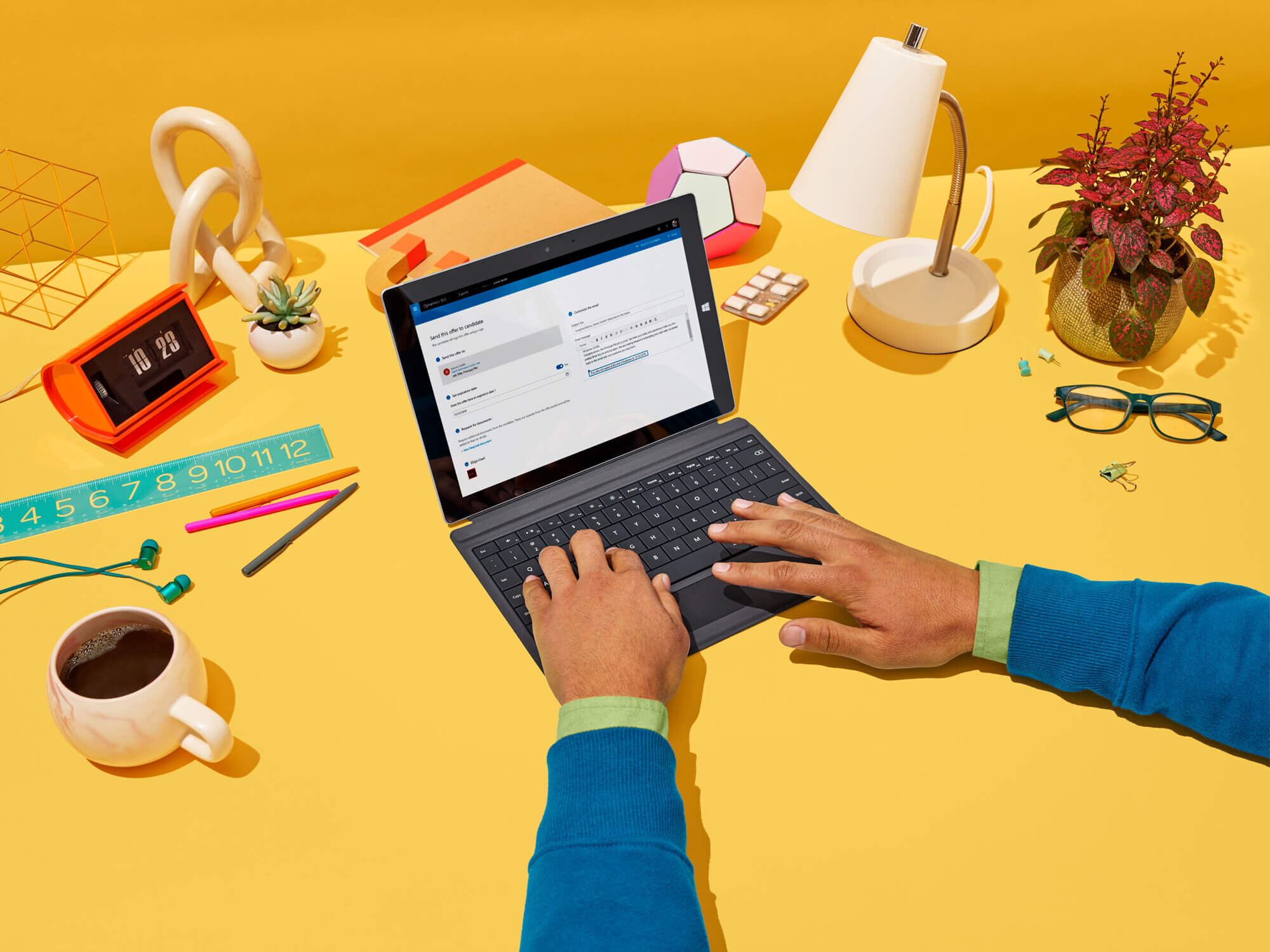 ADOBE_ACROBAT_STILLS_OVERSHOULDER_SAND_TABLETOP_OFFICE_1074_HS02_Microsoft_Dynamic.jpg