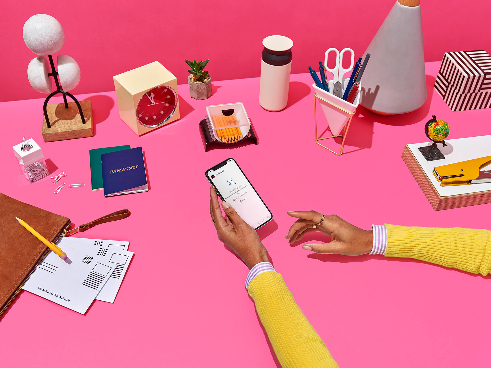 ADOBE_ACROBAT_STILLS_OVERSHOULDER_TABLETOP_FLAMINGO_GOVERNMENT_1148_HS01_GOVT_ID.jpg