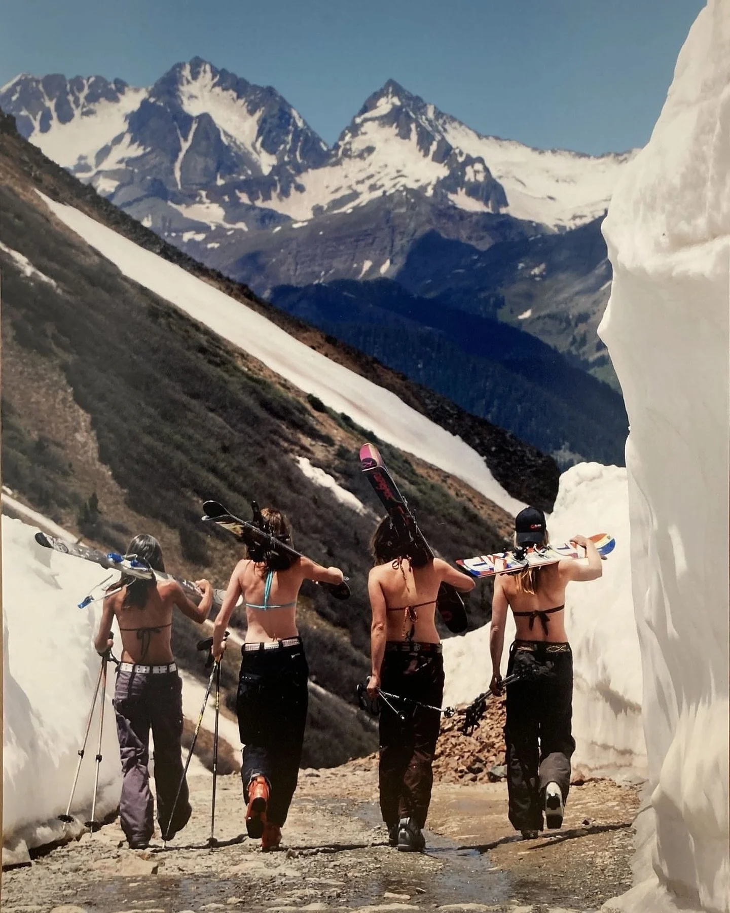 don&rsquo;t get in the way of the girls on their way to the mountain 🧖🏼&zwj;♀️✨👙✌🏼💕#springskiingseason

photo credit: @pinterest 
#ski #springskiing #girls #bikini #bikiniseason #coolgirl #goodvibes #girlpower
