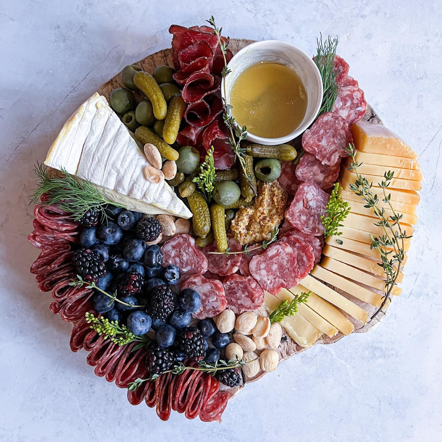 teamed up with @brooklyncured to create this elevated charcuterie board.

i am a big fan of both their products and purpose - all pasture raised AND contain no antibiotics, nitrites/nitrates, hormones, or animal byproduct. 

this board features the c