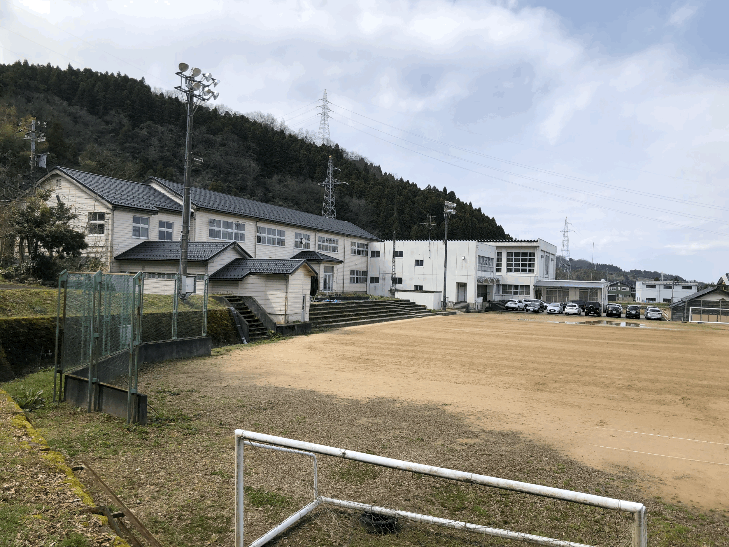 旧小羽小学校の正面からの写真